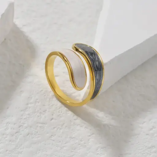 [R0044] White & Black Gold plated Adjustable Ring